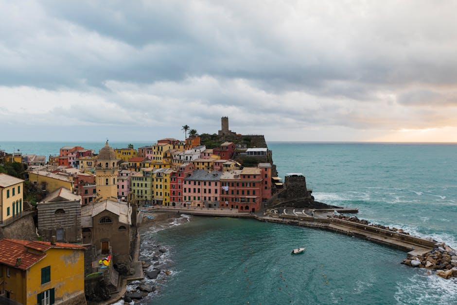 Một khung cảnh đẹp như tranh vẽ của những tòa nhà đầy màu sắc ở Vernazza dọc theo Biển Ligurian dưới bầu trời đầy ấn tượng.