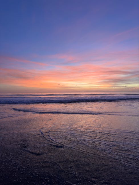 Cảnh hoàng hôn ngoạn mục trên bãi biển Malibu với những màu sắc sống động phản chiếu trên sóng biển.