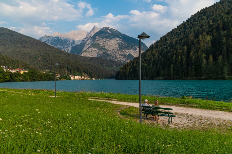 Cảnh yên bình của hồ và núi ở Veneto, Ý vào mùa hè.