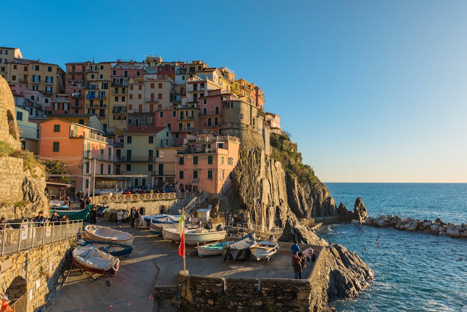 Những ngôi nhà và thuyền đầy màu sắc ở Manarola, Liguria, Ý được chụp vào lúc hoàng hôn.