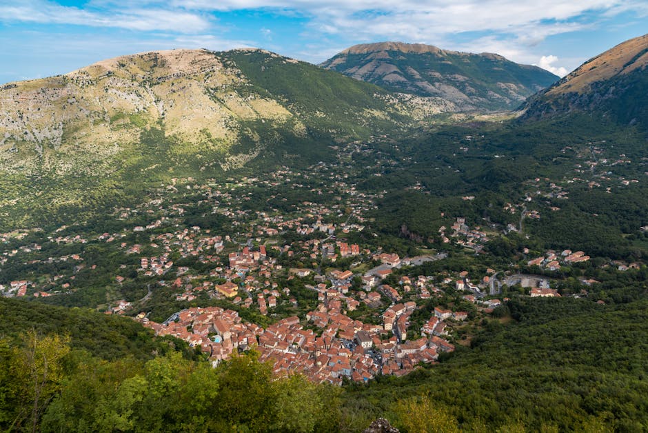 Cảnh quan trên không tuyệt đẹp của Maratea với cây xanh tươi tốt và những ngọn núi ở Basilicata, Ý.