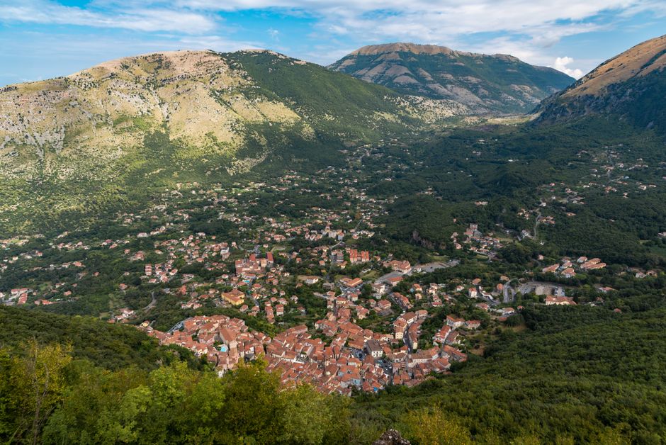 Cảnh quan trên không tuyệt đẹp của Maratea với cây xanh tươi tốt và những ngọn núi ở Basilicata, Ý.