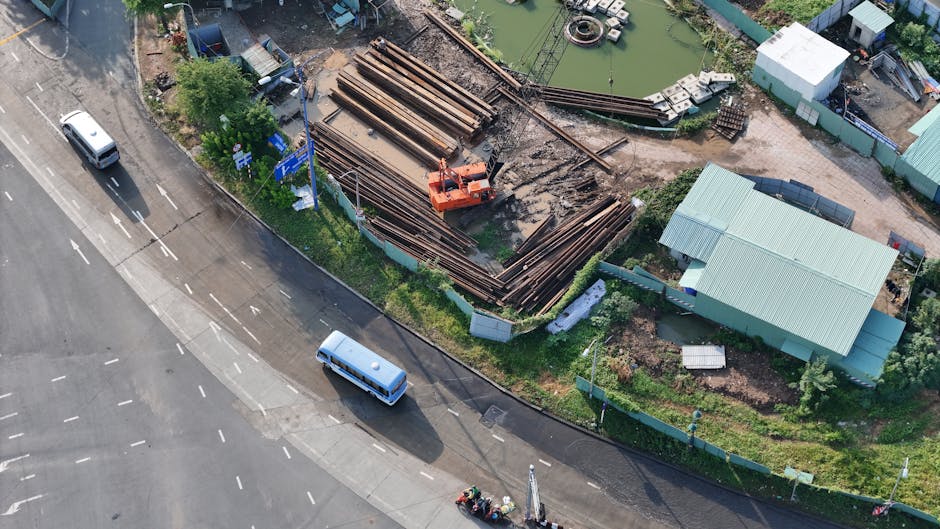 Ảnh chụp từ trên cao một công trường xây dựng nhộn nhịp gần một ngã tư đông đúc ở Việt Nam.